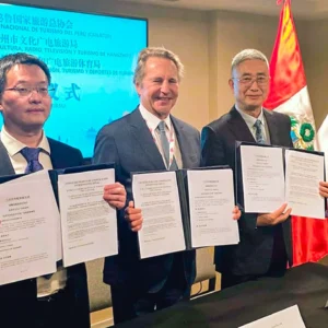 Representantes de Perú y China firman acuerdo turístico durante el Perú Travel Mart 2026.
