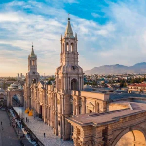 Turistas viajando por Perú durante el feriado largo de julio de 2026