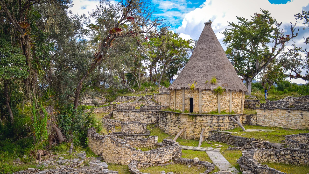 Paisaje natural del Perú destacado en reportajes de turismo en medio italiano