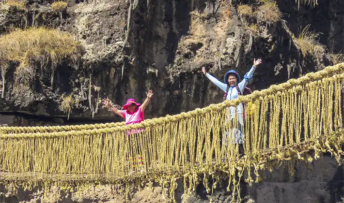 Tour Puente Inca Cusco Perú Full Day con Uros Expeditions, exploración del último puente inca de Q’eswachaka y pueblos tradicionales del sur de Cusco