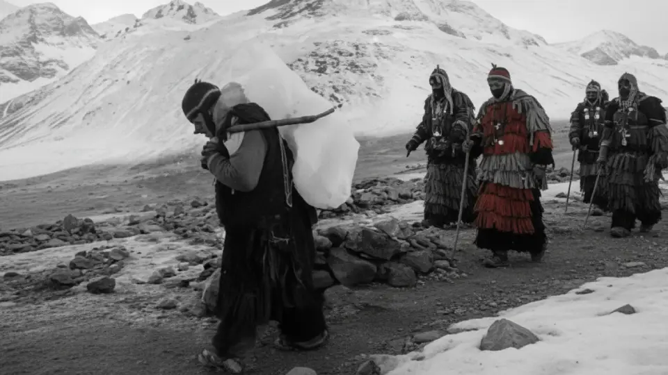 Ukukus en plena madrugada bajando la montaña cargando un pedazo de hielo