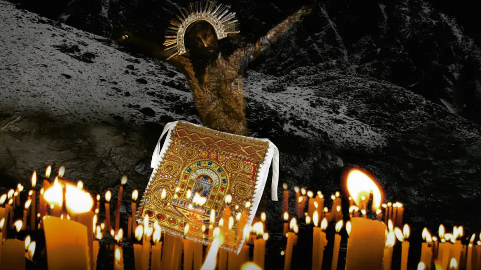Encendido de velas detrás de la roca sagrada del señor de Qoyllority