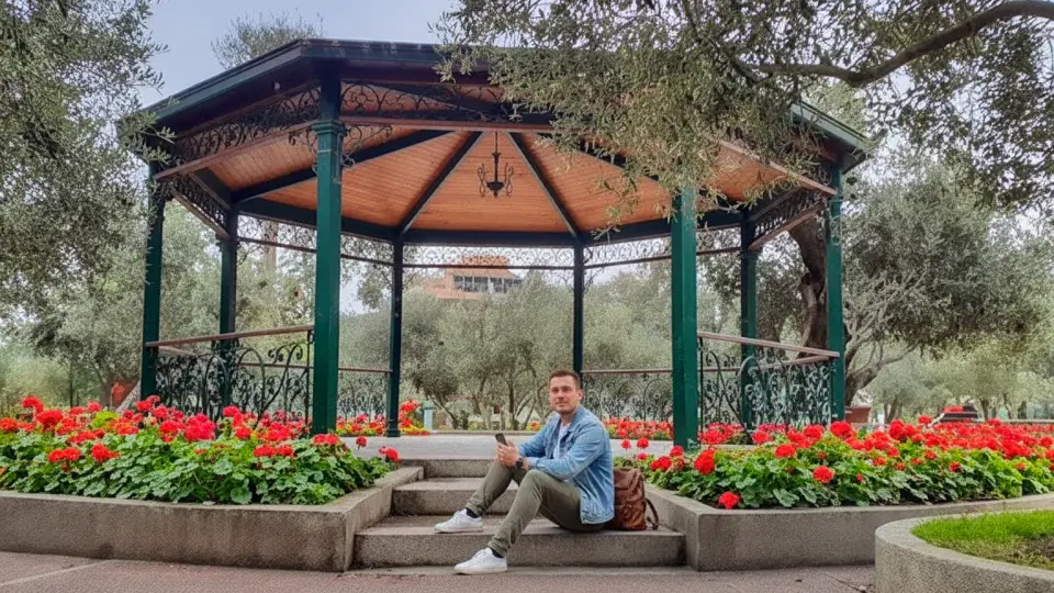 Parque el Olivar donde se observa aun turista disfrutando de su paseo