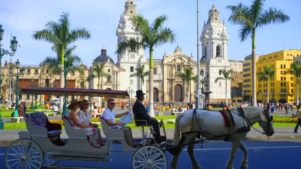 Turistas disfrutando de paseo en carruaje por la plaza de armas Lima