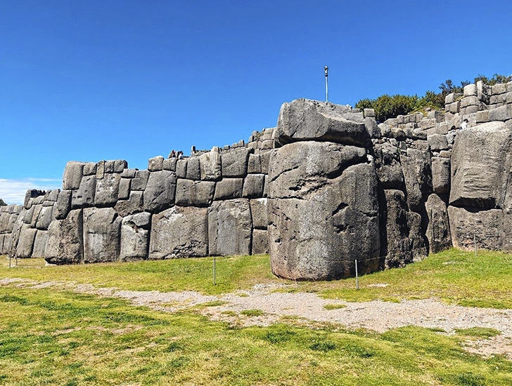 sacsayhuaman-tour-peru-9-days-inca-trail-uros-expeditions