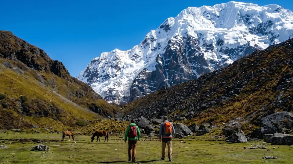 Turistas caminando hacia el nevado de Salkantay