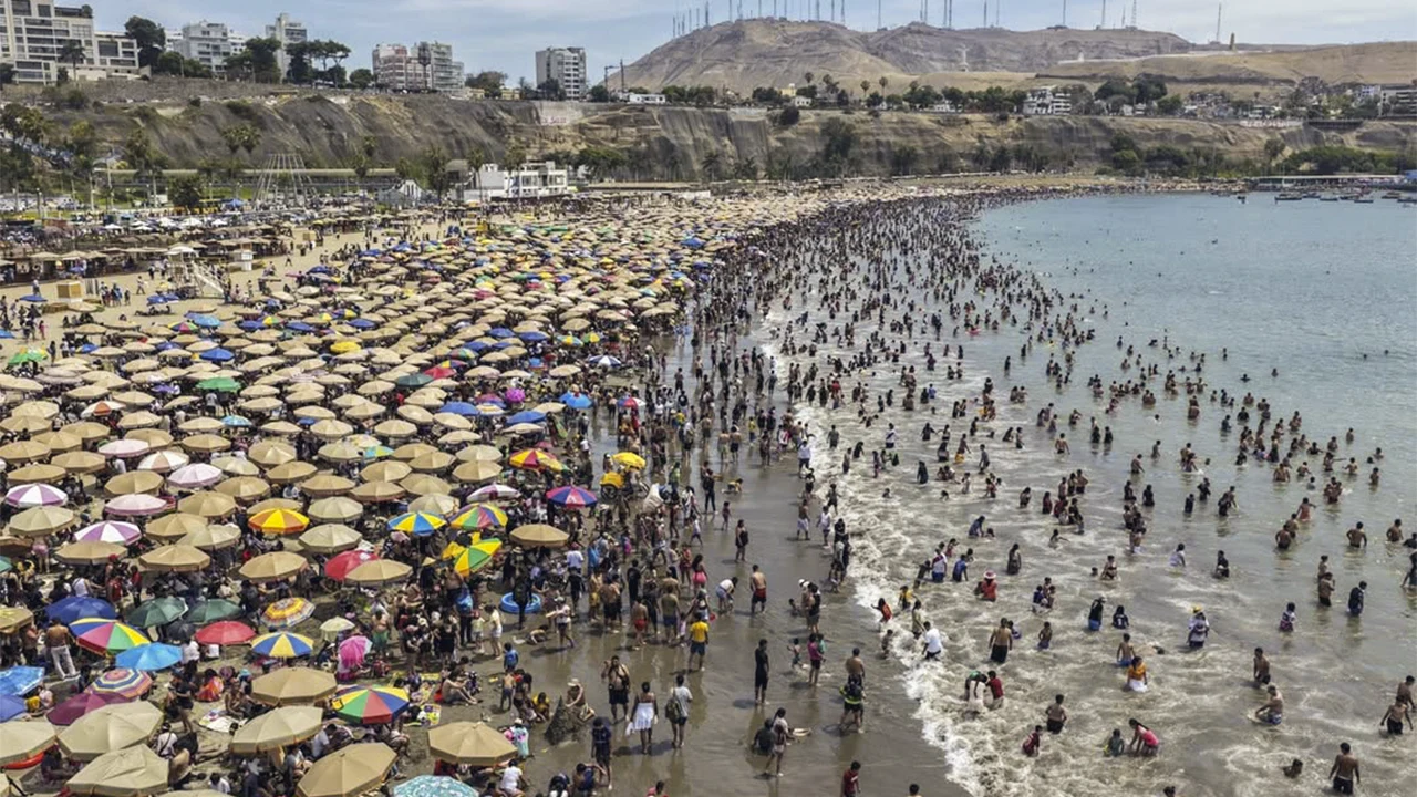 Beaches in Peru with crowds during summer