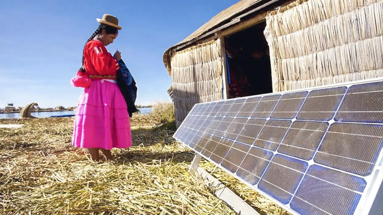 Paneles solares en la isla de Uros