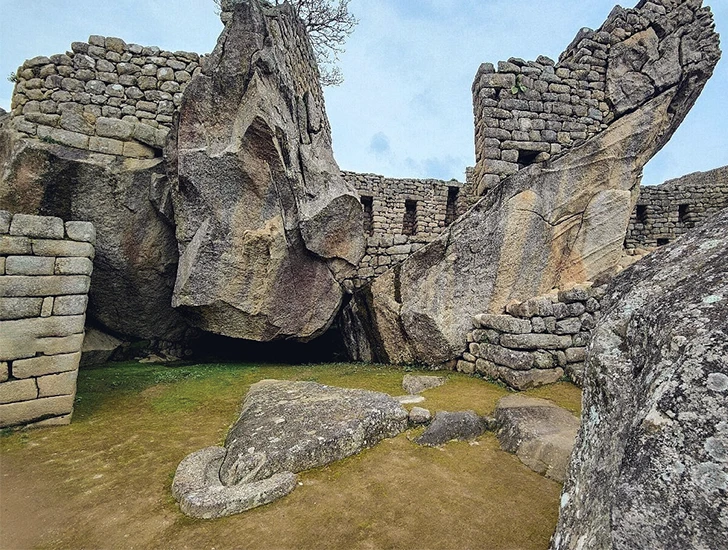 templo-del-condor-en-la-ciudadela-machu-picchu-uros-expeditions