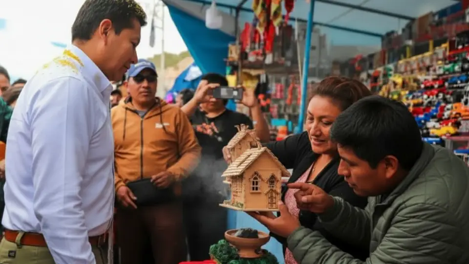 Domestic tourists buying miniature houses at the Alasitas fair in Qoyllority