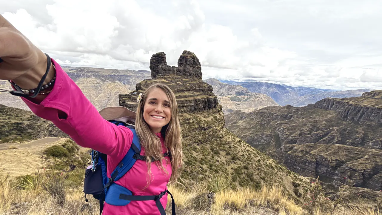 Turista feliz en Waqrapukara