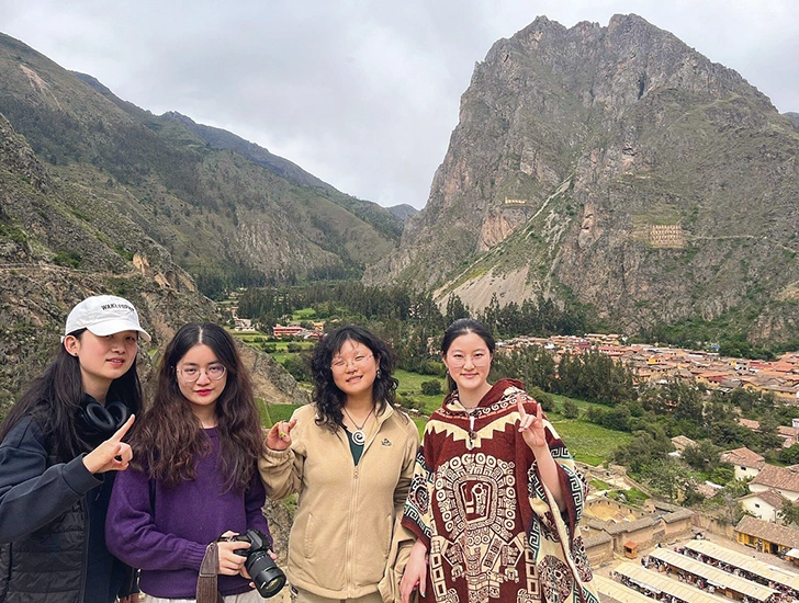 tourists-at-ollantaytambo-day-2-sacred-valley-cusco-5-days-4-nights-tour