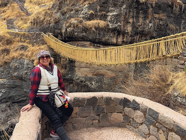 tourists-on-the-inca-bridge-qeswachaka-cusco-peru