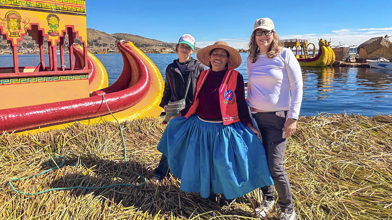 Turistas en un tour a la isla flotante de Uros 