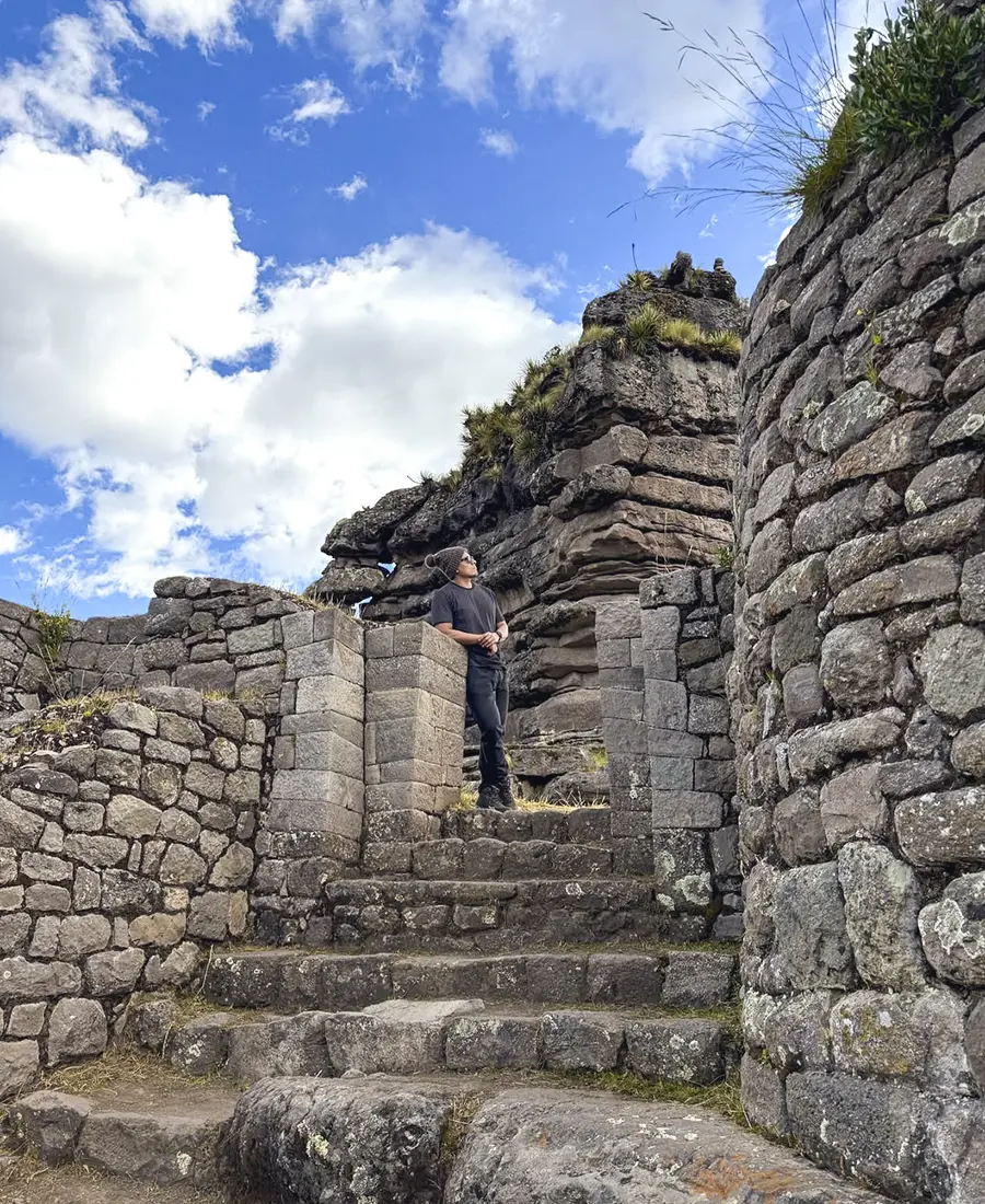 Turistas visitando Waqrapukara