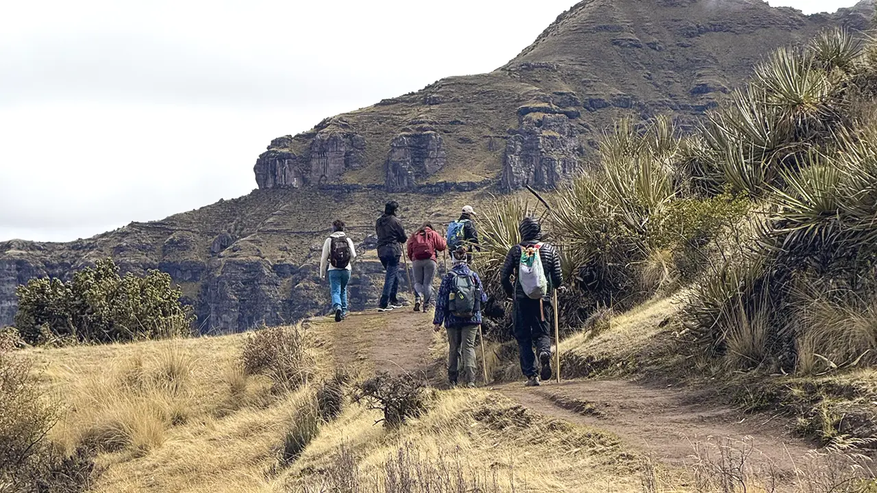 Turistas caminando hacia Waqrapukara