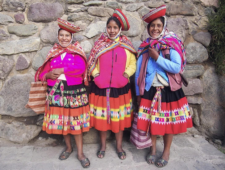 trajes-tradicionales-valle-sagrado-tour-machu-picchu-2-dias-1-noche