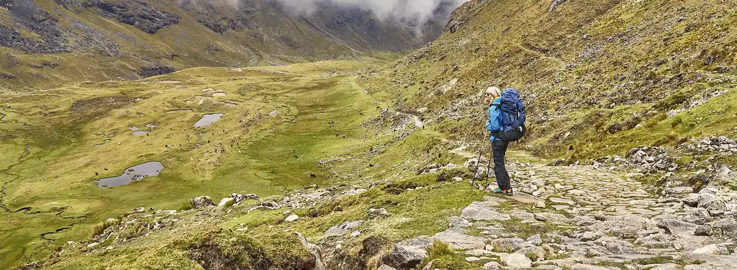 Turista en Lares recorriendo el camino hacia Machu Picchu