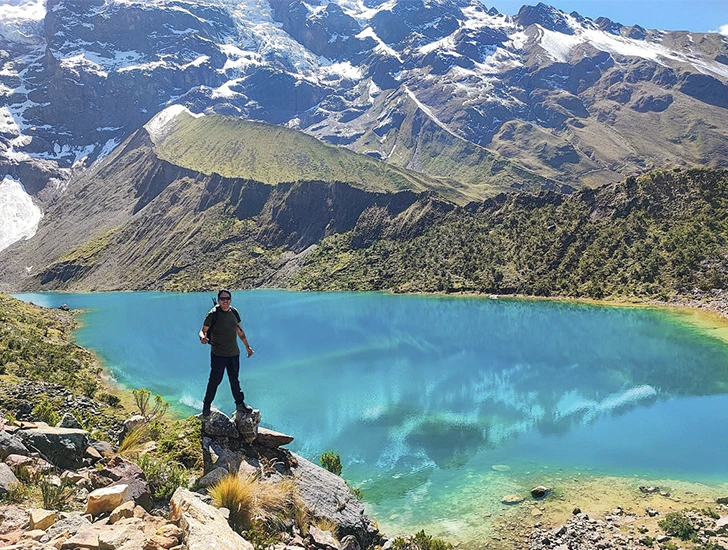 traveler-with-humantay-lake-in-the-background-cusco-peru