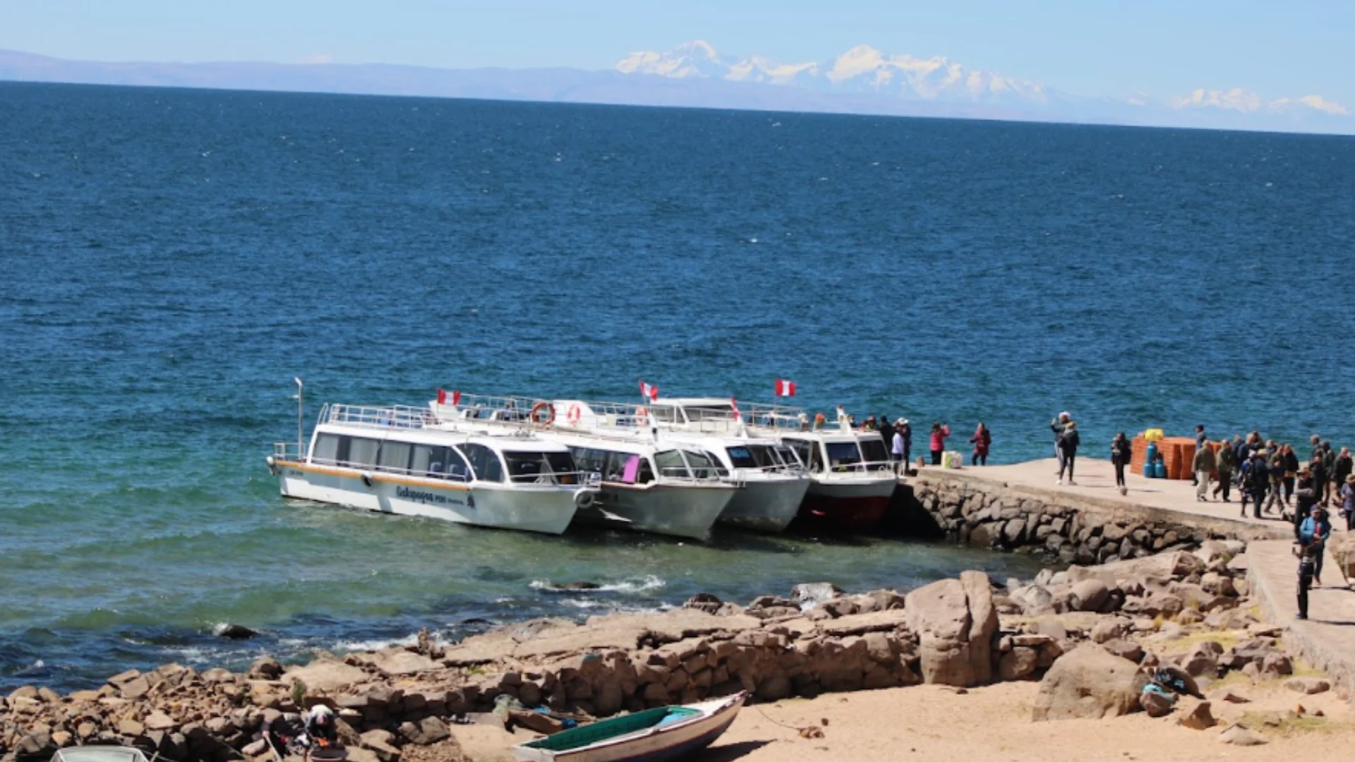 travelers-boarding-lake-titicaca-boat