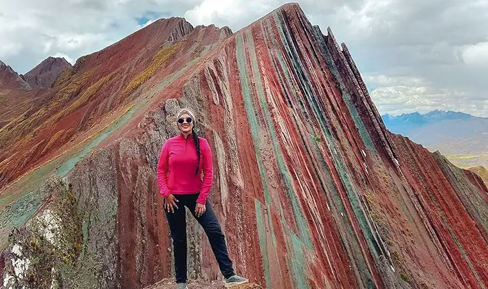 Travelers enjoying the Pallay Punchu Rainbow Mountain tour with Uros Expeditions, local trekking experts from Cusco