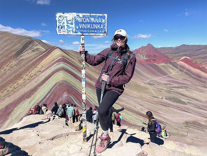 turista-con-vista-panoramica-de-la-montana-de-colores-cusco