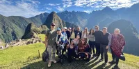 Grupo de turistas recorriendo Machu Picchu durante el Día 4 del tour Perú 7 días 6 noches, disfrutando de la visita guiada al santuario histórico inca.