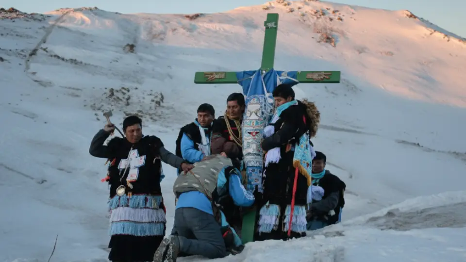 Ukukus castigando a un feligrés por hacer desorden en el santuario de Qoyllority