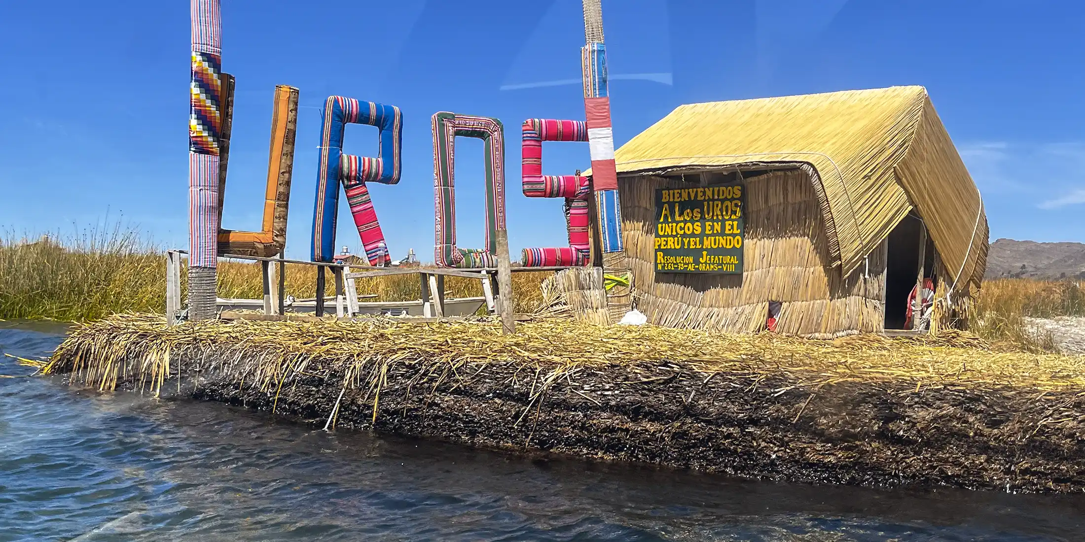 Isla flotante de Uros en Puno, Peru