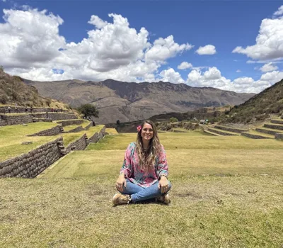 Vista panorámica de las terrazas agrícolas y canales de agua de Tipón, un ejemplo de la ingeniería hidráulica inca en el Valle Sur.