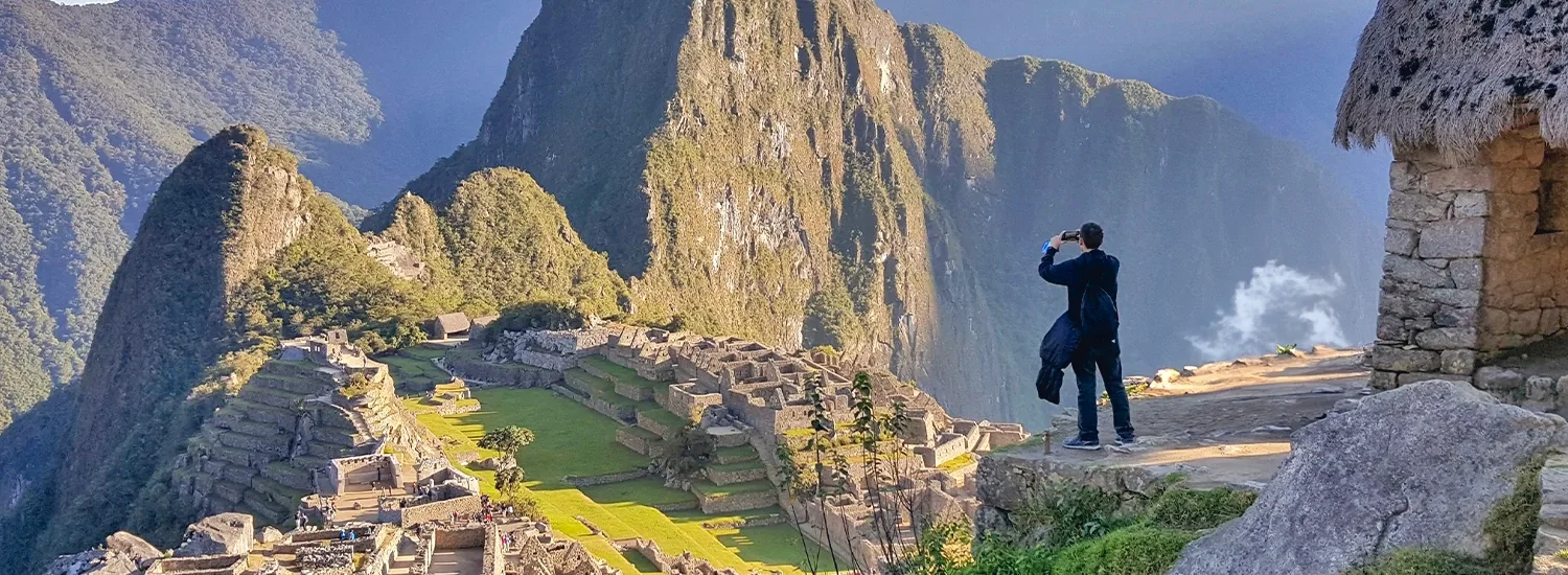Vista panorámica de Machu Picchu, la ciudadela inca rodeada por montañas andinas.