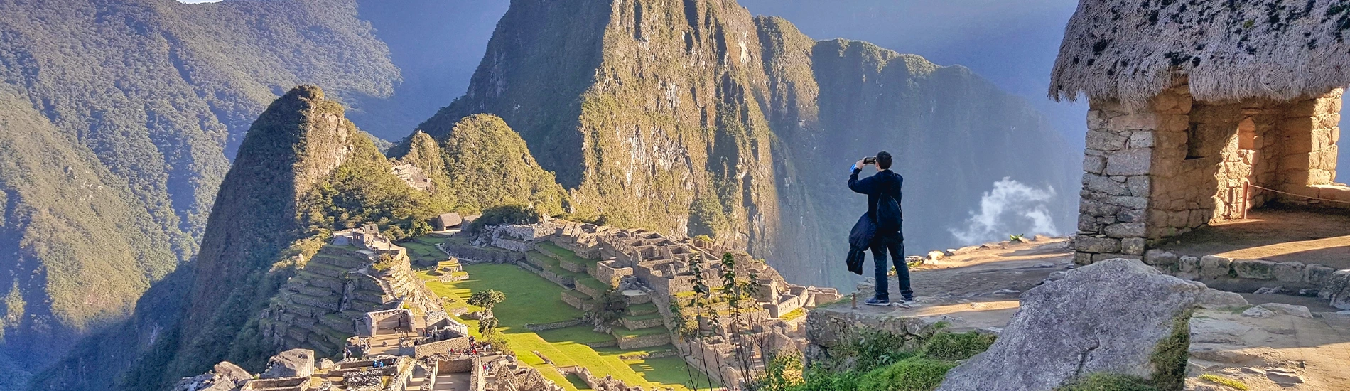 Vista panorámica de Machu Picchu, la ciudadela inca rodeada por montañas andinas.