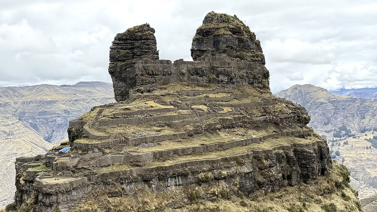 Waqrapukara Cusco con su forma de dos cuernos