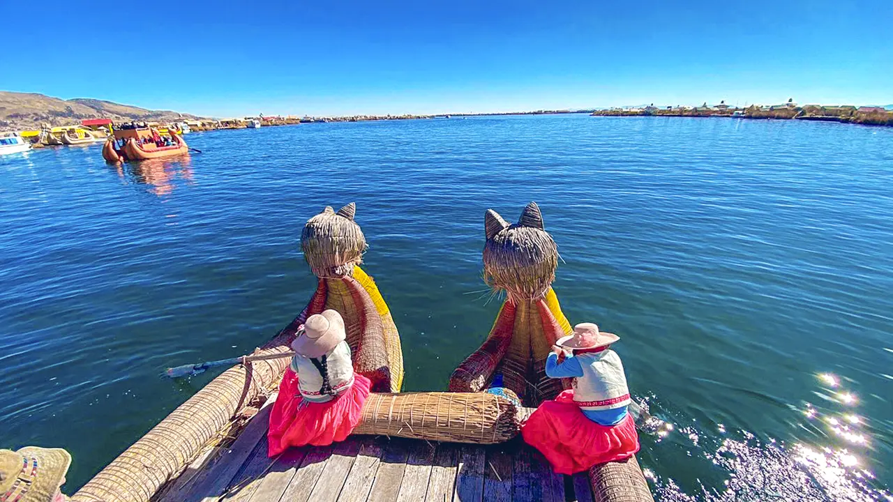 Mujeres de Uros navegando en el lago titicaca